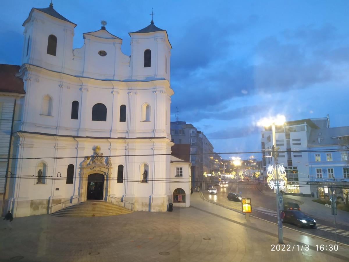 Krasny Byt S Vyhladmi V Historickom Centre Bratislava Buitenkant foto